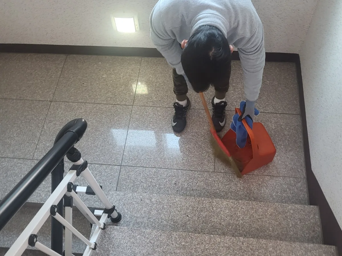 동래구 명장동 빌라 공동현관 장비 주변 정밀 위생청소 사례 - 행진크린